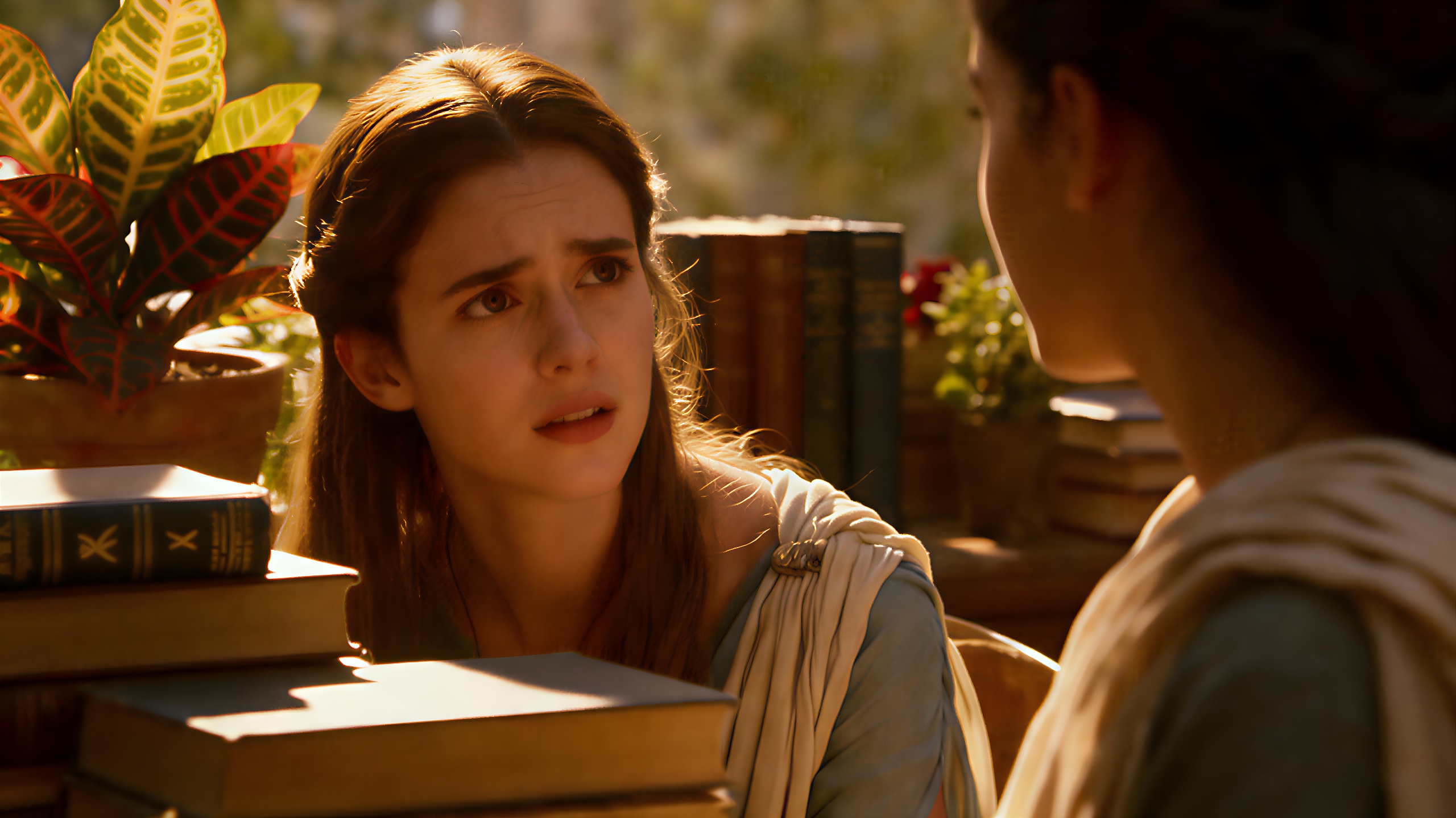 Ein aufmerksames Jungfrau-Stuben in einem gemütlichen Arbeitsbereich beim Zuhören.