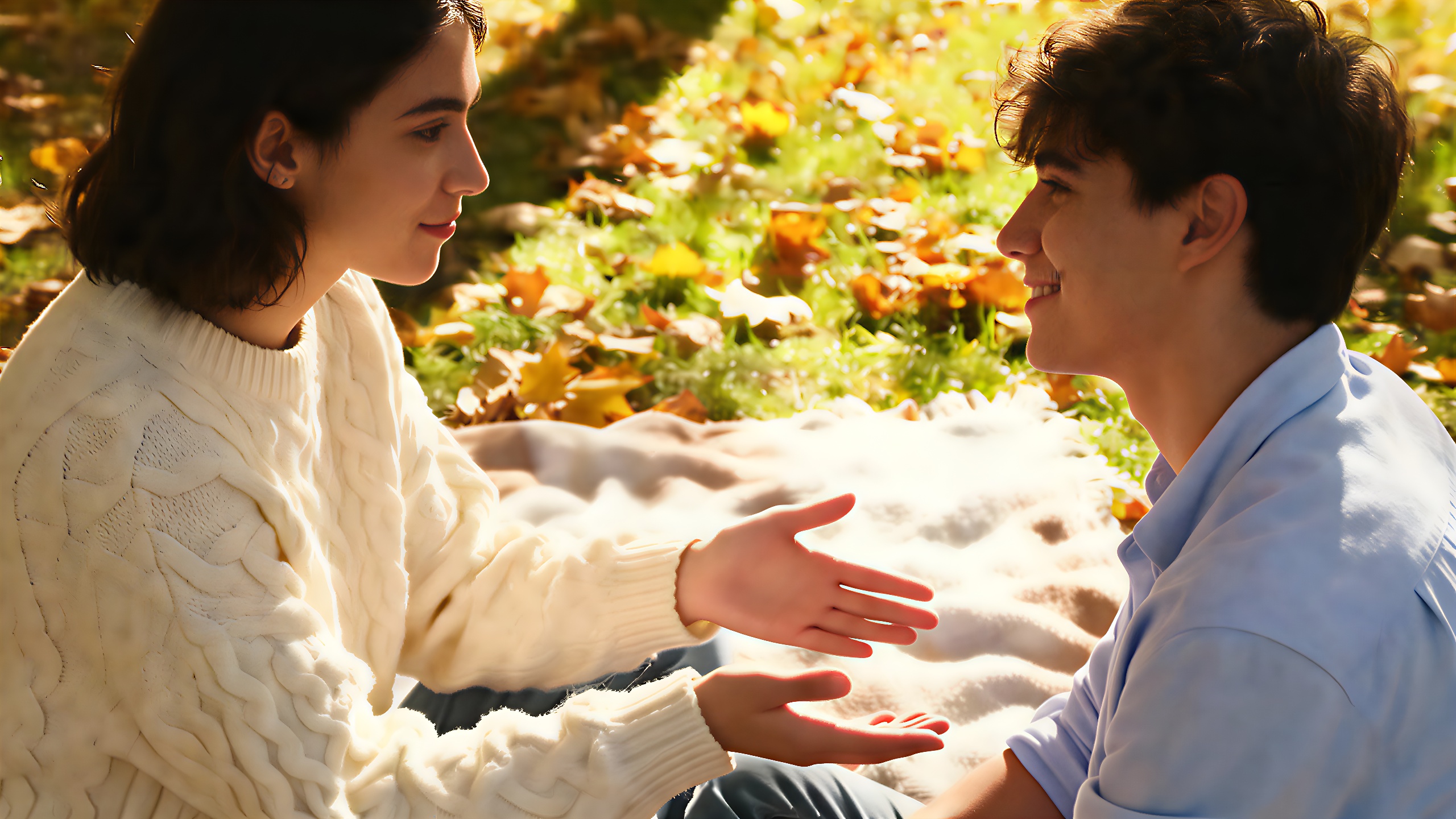 Zwei Freunde verkörpern harmonisches Libra in einer gemütlichen Umgebung.