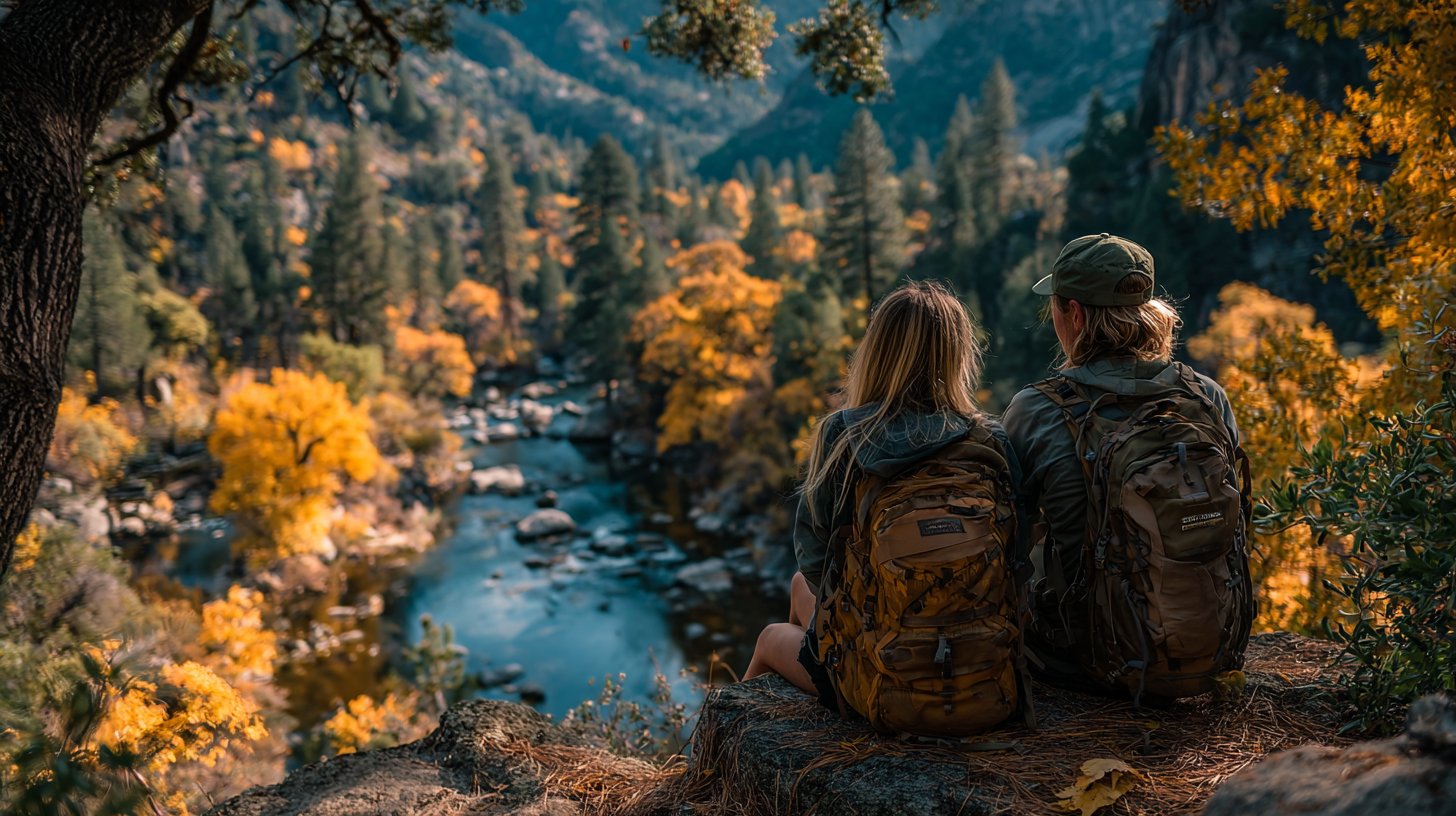 Ein Paar, das beim Wandern Erinnerungen schafft.